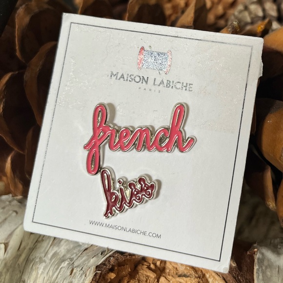 Cute FRENCH KISS pins - Picture 1 of 6